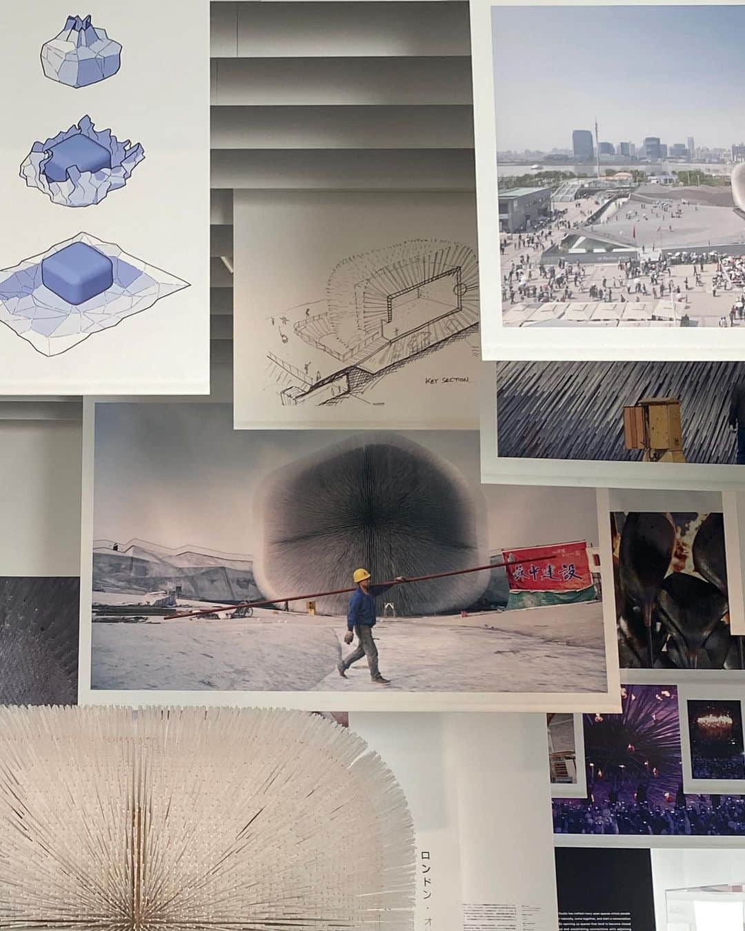 浅見姫香さんのインスタグラム写真 - (浅見姫香Instagram)「I went to the Heatherwick Studio exhibition. Heatherwick said in a TED talk, "I'd rather build a building that will last 1,000 years than a building that will last only 40 years." I think the buildings they design will leave a lasting impression even after 1,000 years.  Anyone who sees a building designed by them will say, "What is that building?" A space where there is nature, people gather, there are buildings, and everything coexists.  "Buildings and objects are just an excuse, or rather an invitation, for us all to come together and share the experience" Heatherwick told the magazine.  I strongly believe that different perspectives and thoughts will be created through the building. I was spinning in this chair over and over again. I want this at home.  ヘザウィック・スタジオ展へ。 「40年しか残らない建物よりも1000年後も残る建物を作りたい。」ヘザウィックがTEDトークでそうおっしゃっていた通り、この建物は1000年後も残るのではないかと思うくらいに、どの建物もインパクトが大きい。 「あの建物なに？」と建物を外観から見ると、誰もが好奇心を掻き立てられるに違いない。 自然があり、人が集まり、建物があり、全てが共存している空間。 「建物やオブジェは、体験を共有するための、口実、もしくは招待状のようなものに過ぎません」と雑誌にて語っていたが、建物を通して違った観点や思考が生み出されるに違いないと強く思う。 佇まいも洗礼されていて、とてもとても好きで、浸かっていたい空間。　  回る椅子で、何度も何度も回っちゃいました。 椅子だけど、椅子って言う概念が一旦無くなる。 これ、家に置きたい。  #heatherwickstudio」4月12日 7時22分 - himeka_asami_official