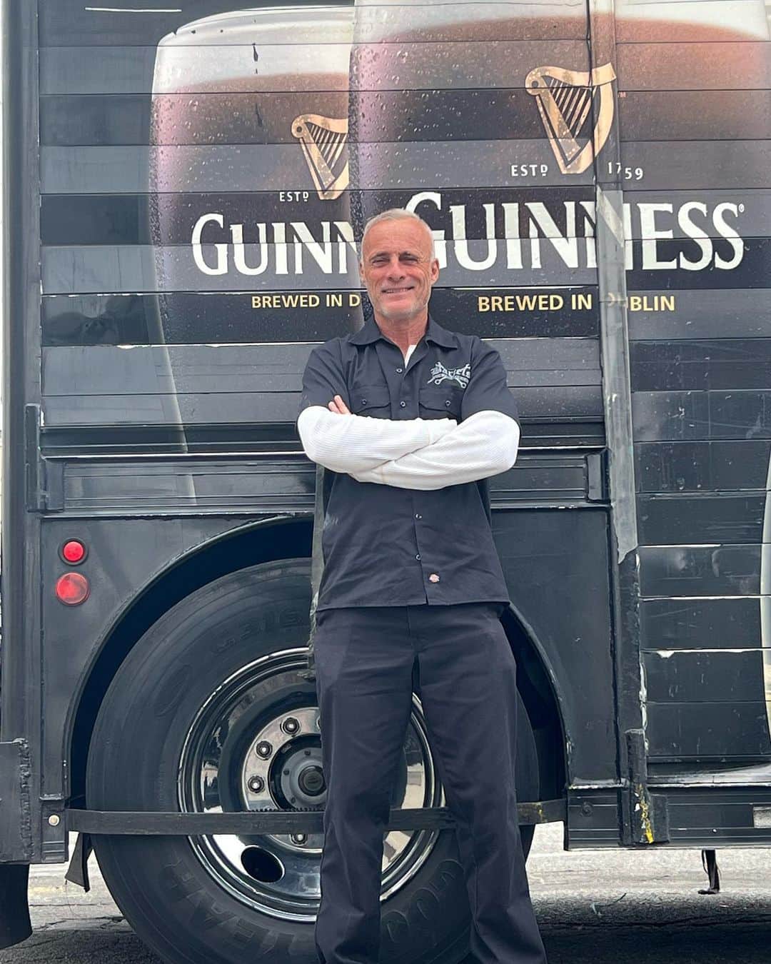 ティモシー・V・マーフィーさんのインスタグラム写真 - (ティモシー・V・マーフィーInstagram)「Real men drink Guinness 😂😂😂…Irish immigrant…Guinness truck LA #irish #actor @guinness @bartelsharleydavidson @dickies @vans ☘️☘️☘️🇮🇪🇮🇪🇮🇪🇯🇪🇺🇸🇺🇸🇺🇸🎬🎬🎬」4月12日 7時23分 - timvmurphy
