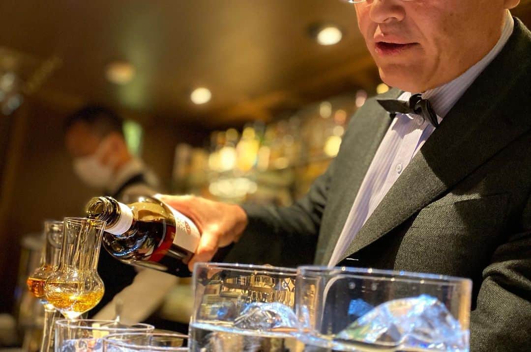 Luxumのインスタグラム：「男なら、スコットランド産のお酒を愛し、スコットランド産のツイードを纏え。  紳士の文化の源流、北の大地が生んだ「ウイスキー」と「ツイード」が大阪北新地で出逢ったストーリー。  北新地で２０周年を迎える「Bar織田」のスタイリッシュなオーセンティックバーと、オーナーバーテンダーの織田さんが纏う、ツイードジャケットをご紹介します。  ※詳しくはホームページのブログをご覧下さい。  大阪・南船場・心斎橋のオーダースーツ店 Luxum(ラグマ)  大阪市中央区南船場4-7-4 090-8668-4301（ハロー装い） 06-6282-7177 ご予約・お問合せはDMまたはプロフィール下URLからお気軽にご連絡下さい。。  【営業時間】 OPEN: 13:00〜19:00（ご予約優先制） CLOSE: 月曜日  【オーダープライス】 ☆オーダースーツ（2P）￥99,000〜 ☆オーダースリーピーススーツ（3P）￥110,000〜  【納期】 １ヶ月＋２週間〜（繁忙期や生地の仕入れにより前後がございます。また、お急ぎの方はご相談ください）  #ordersuit #オーダースーツ #オーダースーツ大阪 #オーダータキシード #luxum」