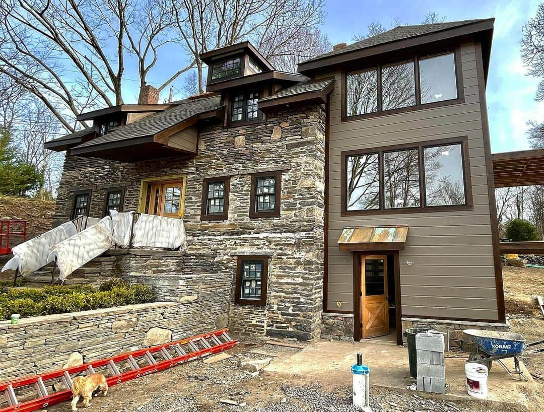 ジョシュア・レナードさんのインスタグラム写真 - (ジョシュア・レナードInstagram)「Sometimes neurotic, but deeply devoted builder wants to know if he picked the right shade of grey to paint the addition. #hudsonvalleycompound #neuroticbuilder」4月12日 12時58分 - thejoshualeonard