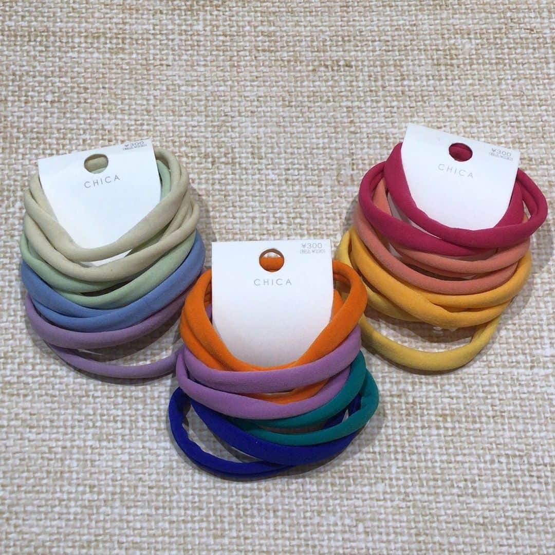 3COINS lN LUMINEのインスタグラム：「こんにちは🌞  3COINSルミネ大宮店です！  アクセサリーの新商品が入荷致しました🧡  ☑︎ジャージヘアゴム PKMIX、BLMIX、PASTELMIX  アクセサリー各種　300円(税込330円)  他にも新商品多数入荷致しております💡  ぜひこの機会にご覧ください！  ご来店お待ちしております🪷  店舗により入荷日・在庫状況が異なります。 お気軽にお近くの店舗までお問い合わせください。 ※3COINS＋plus那覇メインプレイス店 3COINS＋plus沖縄パルコシティ店 3COINS＋plusイオンモール沖縄ライカム店は、木曜日発売です。  #3COINS#3COINS新商品#スリコ #スリコ新商品 #アクセサリー販売 #ルミネ大宮」