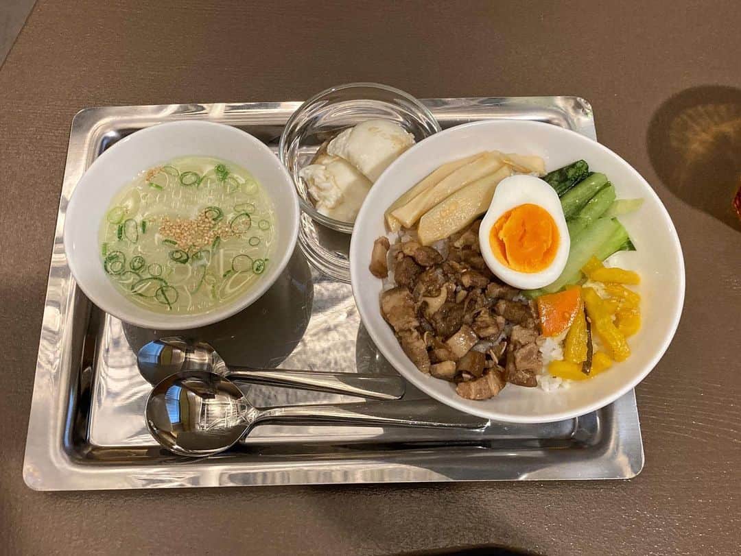 土井コマキのインスタグラム：「某日。台湾気分が高まって、美味しいルーロー飯食べに行ったら、ULTRAのイカしたフロント2人が揃ってた。ラッキー。台湾いきたい。」