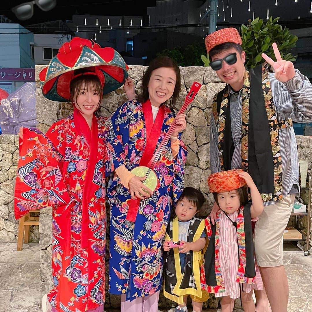 いわさきふきこ さんのインスタグラム写真 - (いわさきふきこ Instagram)「👘沖縄3日目👘　ぱいかじ恩納本店  三線ライブと沖縄料理が楽しめるお店。時差投稿のため、この夜から随分と経つのですが、未だに「お姉さんに抱っこしてもらったねぇ☺️❣️」と嬉しそうに振り返る娘。沖縄の旅は心の触れ合い。お姉さんたちとの出会いで、我が子たちは心豊かになりました。  #令和元年生まれ #3歳6ヶ月 #令和3年ベビー #1歳11ヶ月 #1歳7ヶ月差 #姉弟 #親子3世代旅行 #時差投稿 #ぱいかじ恩納本店」4月12日 7時32分 - fukikoiwasaki