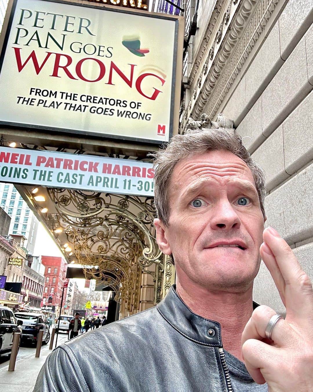 ニール・パトリック・ハリスのインスタグラム：「First show tonight! Peter Pan Goes Wrong on Broadway! Think happy thoughts for me..! This cast is so lovely, so talented, so sharp. Hope you get a chance to come and see us all - the world needs a proper, well-crafted laugh right now. @peterpanbway」