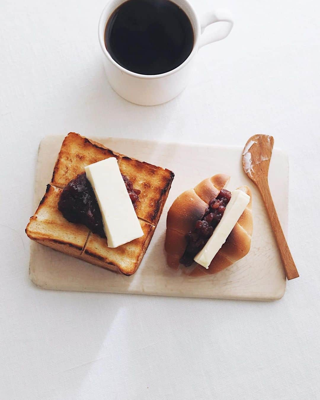 樋口正樹のインスタグラム：「Anko butter toast . 今朝はあんバタトースト。 ペリカンの食パンの端と 小さなロールパンを使い 贅沢に２タイプを頂いた🤗 . . . #あんバタ #あんバター #あんバタートースト #バターたっぷり #厚切りトースト #あんこ部  #ペリカン #ペリカンのパン #パンのペリカン #小ロール #食パン #pelican #bakerpelican #toastgram #ankobutter」