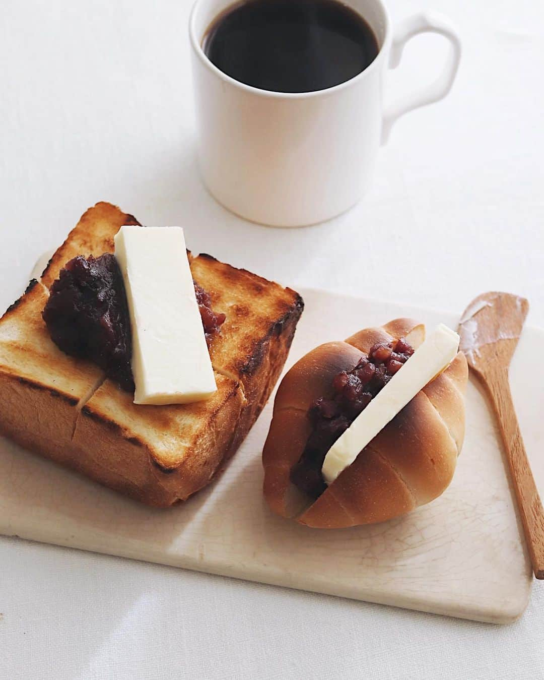 樋口正樹さんのインスタグラム写真 - (樋口正樹Instagram)「Anko butter toast . 今朝はあんバタトースト。 ペリカンの食パンの端と 小さなロールパンを使い 贅沢に２タイプを頂いた🤗 . . . #あんバタ #あんバター #あんバタートースト #バターたっぷり #厚切りトースト #あんこ部  #ペリカン #ペリカンのパン #パンのペリカン #小ロール #食パン #pelican #bakerpelican #toastgram #ankobutter」4月12日 7時55分 - higuccini