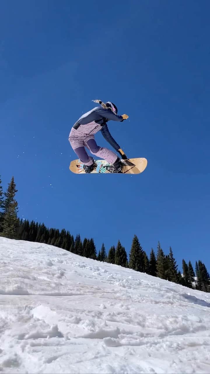 リンゼイ・ジャコベリスのインスタグラム：「Spring shred with @sennaleith @nathanmp77 @bweinshank」