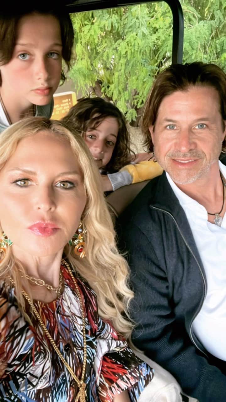 レイチェル・ゾーのインスタグラム：「Sharing a few moments from a much needed family break with my favorite people in life in one of our happiest places. 🙏🏻❤️ I am so grateful for this time knowing life is ever so precious and fragile and these are moments I will hold on to always. Thank you @montageloscabos for being just pure magic ✨ ☀️🌊 🐋」
