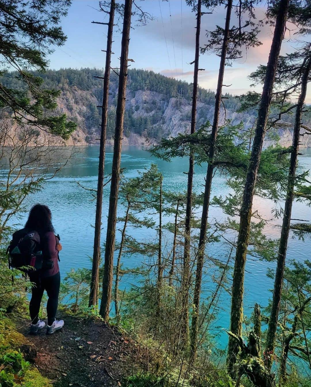 オボズのインスタグラム：「Blue skies and native PNW plant 🌱 sightings mean that spring hiking is in session at Deception Pass State Park!  Erica, founder of @pnwhappyhikers, shares moments from a recent trail outing in the Katabatic Mid Waterproof.🥾   #obozfootwear #truetothetrail #katabatic #obozfastttail #pnw #pnwhiking #pnwtrails #hikingtrails #hikingblog #outboundcollective」