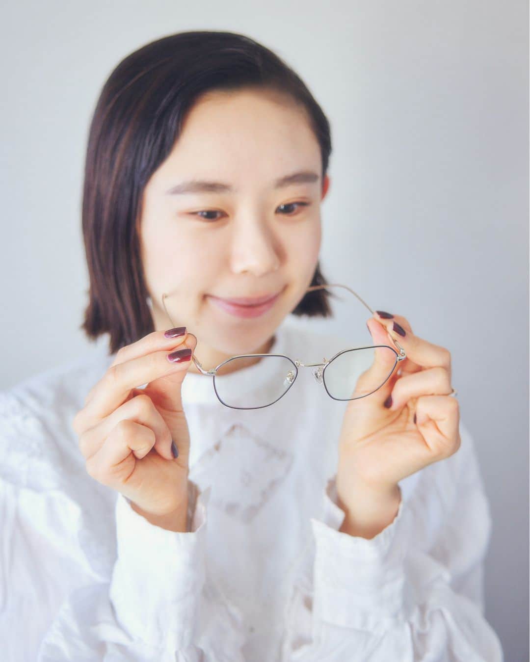 Zoff Officialさんのインスタグラム写真 - (Zoff OfficialInstagram)「【メガネメイク#11 】  ファッションアイテムとしてアクセサリー感覚でも楽しめるメガネ。かけるだけで顔の印象が変わるから、メガネに合わせたメイクが知りたい！ Zoffのメガネを何倍もおしゃれに楽しむためのメイク術を、ヘアメイクアップアーティストのkyoka susaさん（ @_kyokagram_ ）に聞きました。  今回紹介するのは、落ち着いた雰囲気のメタルフレームに絶妙にマッチするピンクのカラーメイク。ふんわりガーリーな柔らかい印象を与えてくれます。木々の緑が美しい季節のピクニックデートにいかがですか。  ▼合わせるフレーム ZF232G01_14E1(ブラック)　￥11,100 ※税込・セットレンズ込み  ーーーーーーーーーーーーーーーーーーーー  <How to make up>  ①　落ち着いたピンクのアイシャドーを上瞼全体に乗せ、ラメの入ったピンクのチークをアイシャドーとして目の周りを囲む。自然な温かみのあるブラウンのアイライナーを引いて、発色のいいバーガンディーのマスカラを付けたら、軽やかなカラーメイクの完成。  ②　アイシャドーとしても使ったラメの入ったピンクのチークを頬にふんわり乗せていく。パールが入っているのでツヤ感がUP。  ③　リップは、内側を濃くして外側は薄く、ほんのりピンクのグラデーションになるように乗せる。上からクリアのリップグロスを重ねて軽やかな印象に。  ーーーーーーーーーーーーーーーーーーーーー  ＜使用したコスメ＞（須佐さん私物） ※最後の写真参照。メガネを起点にし、時計回りに記載。  ・CANMAKE　クリーミータッチライナー 04  ・NARS 　サテンリップペンシル 9205 　 ・BYREDO　リキッドリップスティック ヴァイナル　ファントム  ・UZ モテマスカラ　バーガンディー  ・NARS　オーガズムコレクション　ブラッシュ　4068  Photograpy：  @yu_inohara  #zoff #ゾフ #zoffclassic #アイウェア #メガネ #メガネメイク #春メイク #カラーメイク ＃ピンクメイク ＃多角形フレーム #伊達メガネ」4月12日 8時00分 - zoff_eyewear