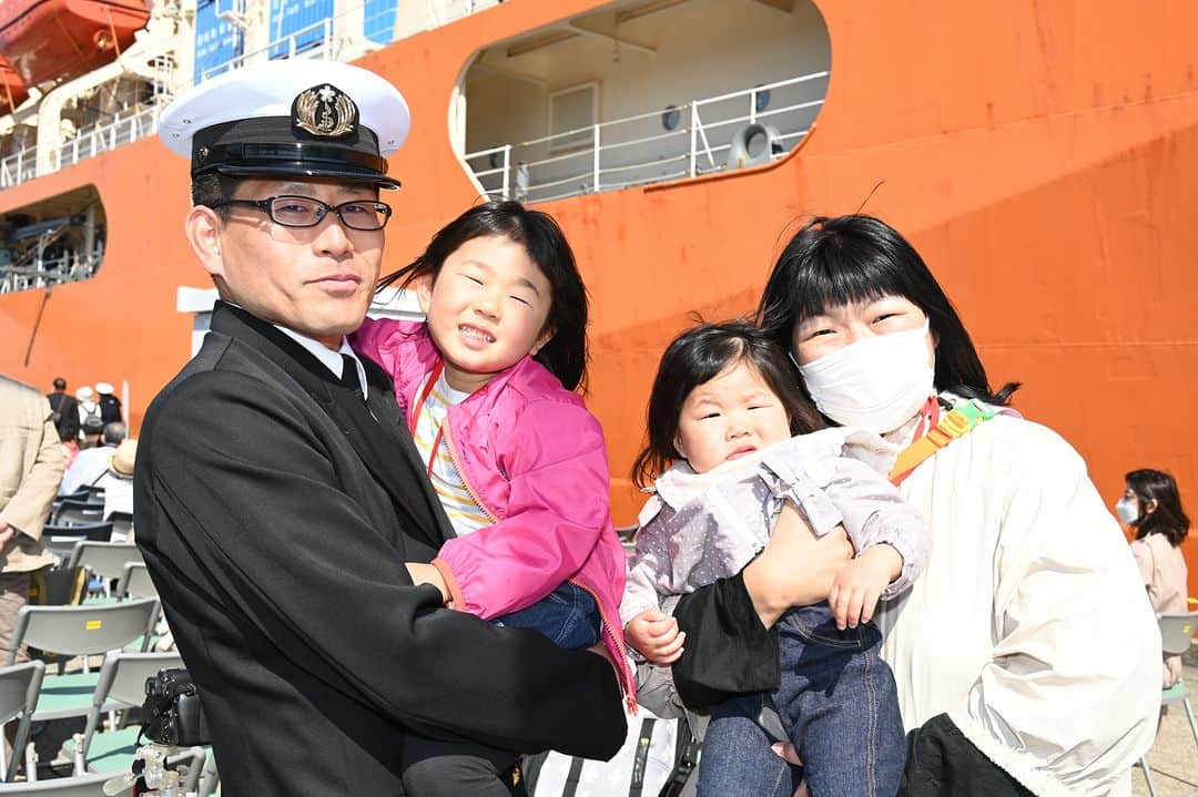 海上自衛隊さんのインスタグラム写真 - (海上自衛隊Instagram)「【 #おかえりなさい 】  4月10日、 #砕氷艦しらせ が１５１日ぶりに日本に #帰国 しました！！🚢 おかえりなさい！🇯🇵✨  #第64次南極観測 #しらせ #ただいま #家族 #家族の笑顔 #心からホッとする瞬間 #ほっこり #お疲れ様 #絆 #Family」4月12日 8時00分 - jmsdf_pr