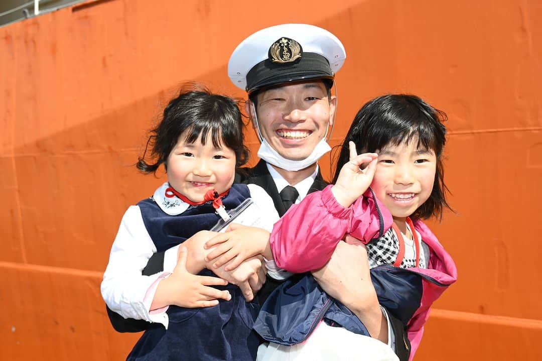 海上自衛隊さんのインスタグラム写真 - (海上自衛隊Instagram)「【 #おかえりなさい 】  4月10日、 #砕氷艦しらせ が１５１日ぶりに日本に #帰国 しました！！🚢 おかえりなさい！🇯🇵✨  #第64次南極観測 #しらせ #ただいま #家族 #家族の笑顔 #心からホッとする瞬間 #ほっこり #お疲れ様 #絆 #Family」4月12日 8時00分 - jmsdf_pr