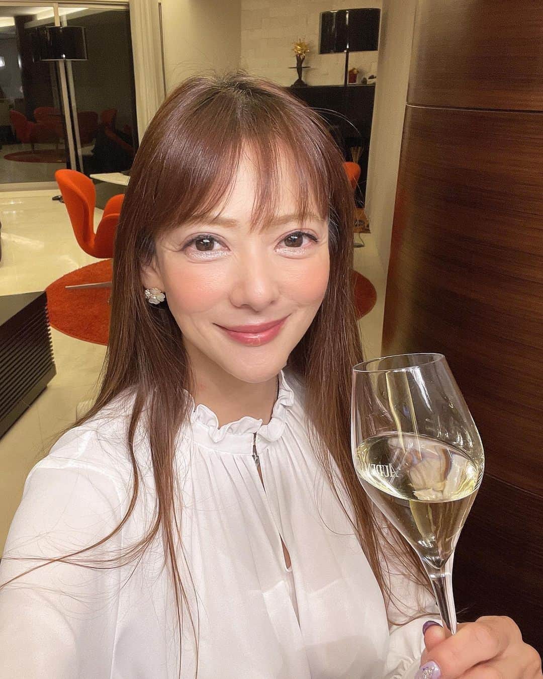 箕輪玖美さんのインスタグラム写真 - (箕輪玖美Instagram)「たまには自宅でゆっくりワイン😊🍷 主人はお酒が飲めないので、普段自宅では殆ど飲まない私 ・ ・ 毎月4種のワインとバイブルが届くワインのサブスク @homewine.jp  ・ ・ ワインバイブルとソムリエの解説動画を聴きながら、グラス１杯を存分に楽しめる ✨ ・ ・ @homewine.jp  https://shop.homewine.jp/lp?u=shop_ig クーポンコード「2023」 で初回1000円オフ✨ ・ ・ 世界の色々なワインをテイスティングして、お好みのワインを見つけるのも楽しみ♪ おうち時間の格上げ 〜😉💕 ・ ・ #ホームワイン #homewine  #ワイン好きな人と繋がりたい  #お家時間 #ぜいたくな時間 #ワインを楽しむ #学びは楽しい #アラフィフ女子 #箕輪玖美 #pr」4月12日 8時02分 - kumi.111