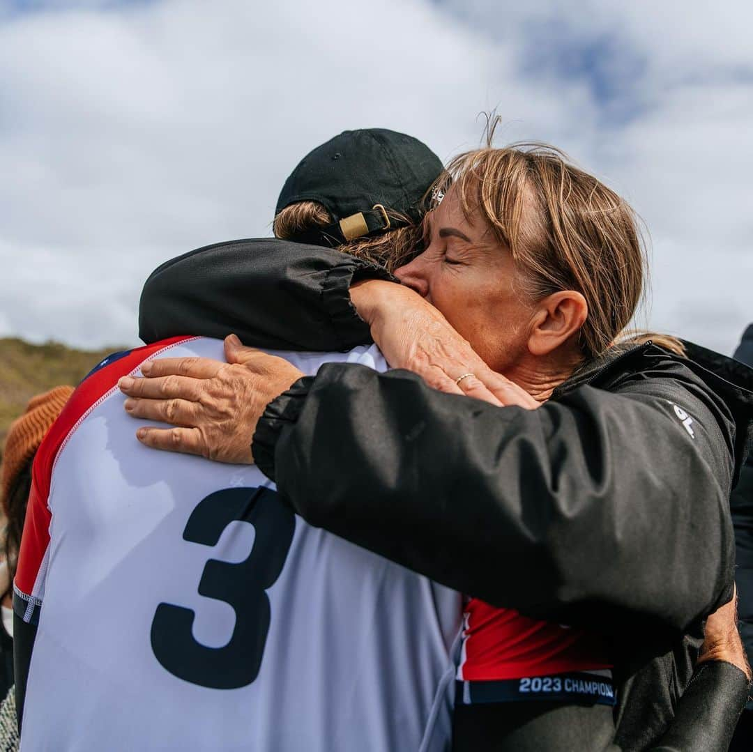 オーウェン・ライトのインスタグラム：「A huge thank you to my mum and dad! The sacrifices that  they made as parents to help me achieve my dreams is something I will be eternally grateful for! My mum can probably take a deep breathe now knowing that I’m not going to be throwing myself over the ledge of huge waves anymore more and my dad will be seeing a whole lot more of me as I get to care for him in his battle with dementia. I thank you both for my courage, discipline, persistence, love and joy. Now for the next chapter with you @mummawright dad ♥️♥️」