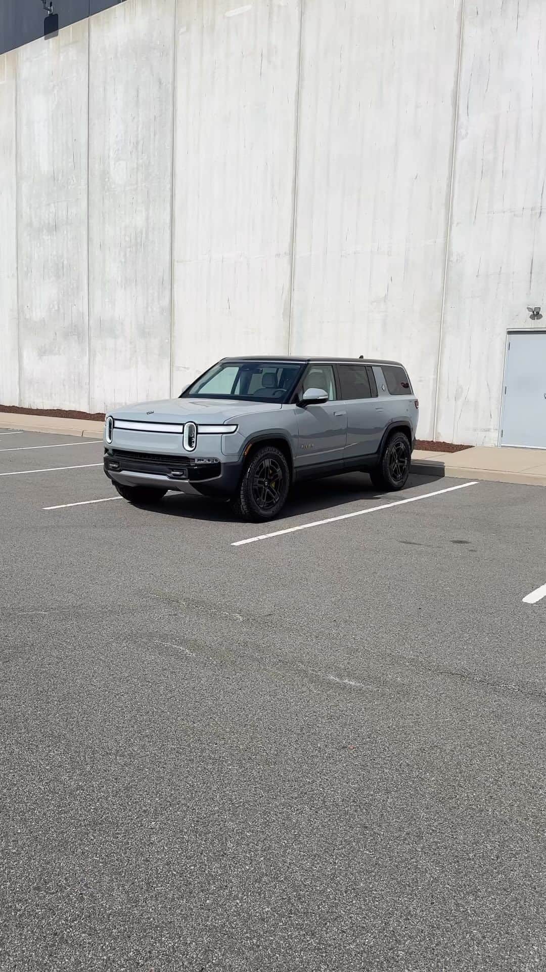 マーケス・ブラウンリーのインスタグラム：「Fun fact about the Rivian R1S. Gimmick? Maybe. Sweet SUV? Absolutely. Full video review up on YouTube now 👀」