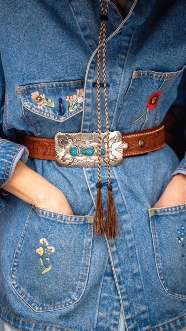 レラローズのインスタグラム：「Calling All Cowgirls! From embroidered denim to new silhouettes in our ReyRosa toile to - you guessed it - vintage Navajo belts, Lela Rose Ranch is chock full of new arrivals for Spring 🤠 DM to order or join us in store!」