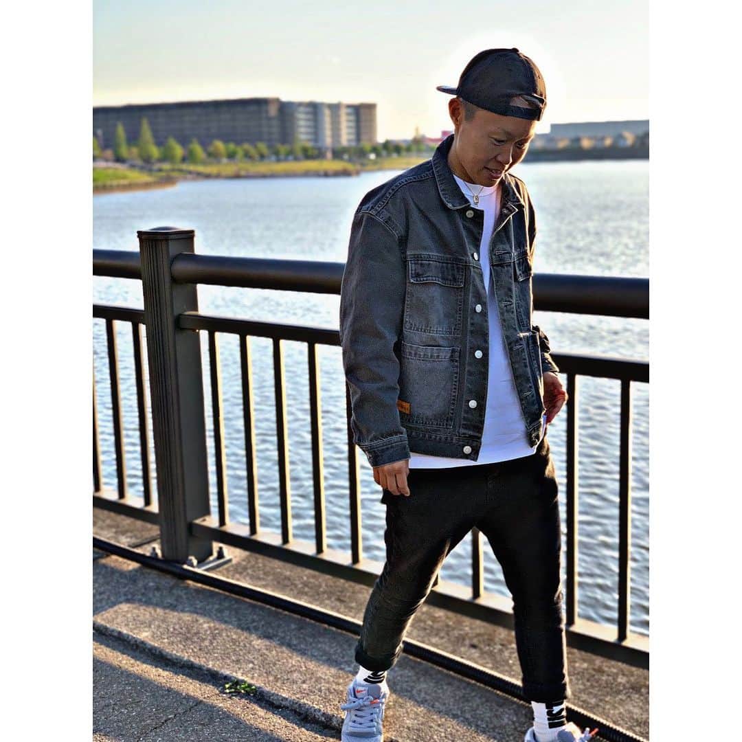 佐山万里菜のインスタグラム：「前回のDAYOFF.  何もない日の幸せ✨ 好きな服着て、 好きな物身につけて、 行きたい場所に行く✨ リラックスも大事だなぁー。。 大切な時間！！ GET出来ないと思ってたnikeのスニーカー…めちゃくちゃ嬉しいっ😍 ありがとーーーっ☺️ . 試合後のOFFも終わって… 気合い入れてレベルアップしていくぞ👊  Just Do It.  🎶今日を生きる　全ての人に 幸せだと思える瞬間がありますよに🎶  #写真#海好き #アスリート#筋肉 #腹筋 #トレーニング #感謝 #ライフスタイル#いいね #ボクシング #instagood #サッカー #story #ボクシング女子 #言霊 #workout #girlsoccer #夢 #boxing #soccer #champion #training #good  #試合 #スポンサー募集　#goodvibes  #fashion #私服 #off #nike」