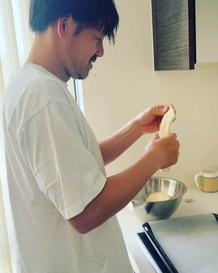 松井大輔のインスタグラム：「寝癖のパン職人🥖  #パン #ベーグル #大好き #moning #good #朝から #何してるんや #寝癖 #今日も一日頑張ろう」
