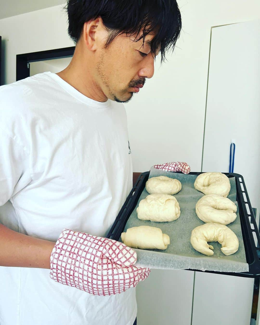 松井大輔さんのインスタグラム写真 - (松井大輔Instagram)「寝癖のパン職人🥖  #パン #ベーグル #大好き #moning #good #朝から #何してるんや #寝癖 #今日も一日頑張ろう」4月12日 8時25分 - matsuidaisuke_official