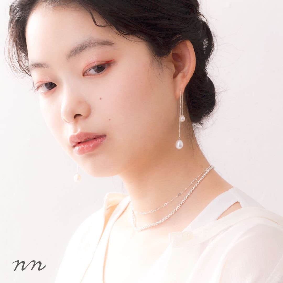 のインスタグラム：「「nn 」エヌエヌ ・ ి 大人のシンプルアクセサリー ి ・ 自然環境の中で育ったパールはひとつとして同じものはなく、その天然の輝きや一粒一粒の不揃いな形、愛らしい色味、その様々な組み合わせが生むバランスに魅力を感じ虜になりました  私自身が一つ一つ実際に手にとって厳選しているからこそ実現できるハイクオリティ  その美しい輝きをいつまでも愛着を持っていただくために素材やデザインにこだわり、想いも込めて製作しております  ◊price  pierce ¥3,630〜¥22,000   necklace ¥7,480〜¥132,000  @nn_accessories_  取り扱い店 ● タピエスタイル 東京丸の内ビルディング店 〒100-0005 東京都千代田区丸の内2-4-1 丸の内ビルディング3F open:平日・土曜 11:00〜21:00 日曜・祝日 11:00〜20:00 phone:03-6206-3043 アクセス・フロアガイド: https://www.marunouchi.com/building/marubiru/ JR「東京駅」丸の内南口より徒歩1分 丸ノ内線「東京駅」直結 千代田線 「二重橋前＜丸の内＞駅」直結 三田線「大手町駅」徒歩3分 有楽町線「有楽町駅」徒歩8分 JR京葉線「東京駅」徒歩4分 JR「有楽町駅」徒歩9分  タピエスタイル店舗までのご案内:1F丸の内仲通り皇居側入口から ビームス ハウス側のエスカレーターで3Fへ。 エスカレーターに接した店舗がタピエスタイルです。  ● タピエスタイル 大阪ルクア イーレ店 〒530-8558 大阪府大阪市北区梅田3-1-3 ルクア イーレ4F イセタンクローゼット open:10:30～20:30 phone:06-6459-7768 アクセス・フロアガイド: https://www.lucua.jp/floormap/lucua1100_4.html JR大阪駅直結 JR大阪駅1F中央口改札を出て左側、3F連絡橋口改札から出て右側徒歩1〜2分  JR 大阪駅（大阪環状線、神戸線、京都線、宝塚線） 中央口から徒歩約1分 北新地駅（JR東西線） 徒歩約11分  大阪メトロ 梅田駅（御堂筋線） 北改札口から徒歩約2分 東梅田駅（谷町線） 北東改札から徒歩約10分 西梅田駅（四ツ橋線） 北改札から徒歩約10分  阪急電鉄 大阪梅田駅（神戸本線、宝塚本線、京都本線） 2F中央改札口から徒歩約5分  阪神電車 大阪梅田駅（阪神本線） 百貨店口から徒歩約7分」