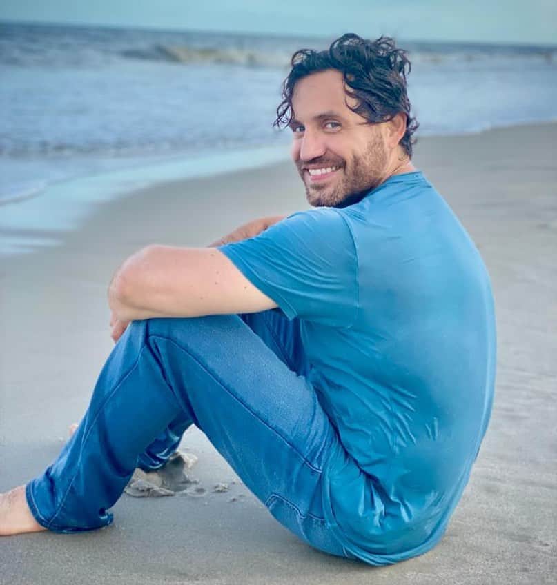 エドガー・ラミレスのインスタグラム：「It’s not always sunny in Florida… find out why on @netflix this Thursday #april13th #FloridaMan #Netflix」