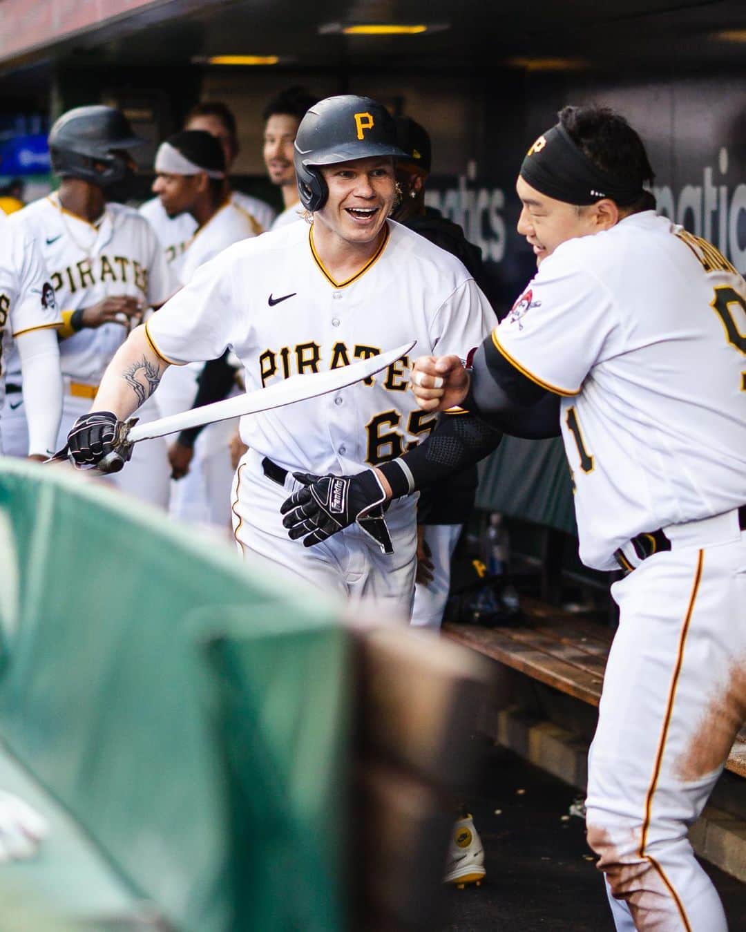 ピッツバーグ・パイレーツのインスタグラム：「Captain Jack and the Home Run Sword. 🏴‍☠️」