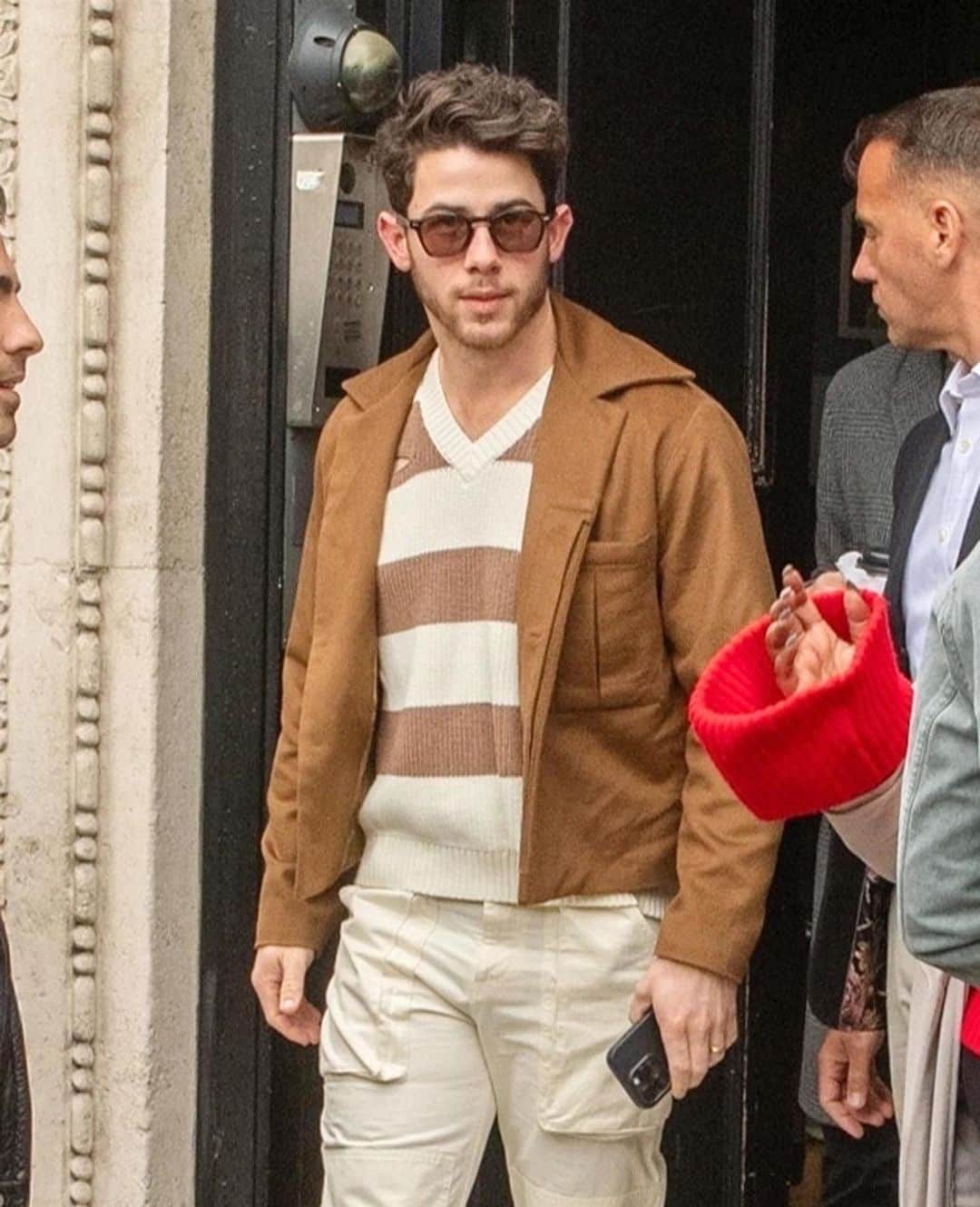 Just Jaredさんのインスタグラム写真 - (Just JaredInstagram)「The Jonas Brothers were spotted doing promo in London ahead of their Royal Albert Hall concert. The band also just announced they're adding a second show to their Yankee Stadium weekend due to fan demand! #NickJonas #JoeJonas #KevinJonas #JonasBrothers Photos: Backgrid」4月12日 8時43分 - justjared