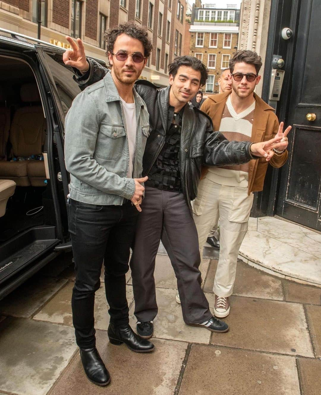 Just Jaredさんのインスタグラム写真 - (Just JaredInstagram)「The Jonas Brothers were spotted doing promo in London ahead of their Royal Albert Hall concert. The band also just announced they're adding a second show to their Yankee Stadium weekend due to fan demand! #NickJonas #JoeJonas #KevinJonas #JonasBrothers Photos: Backgrid」4月12日 8時43分 - justjared