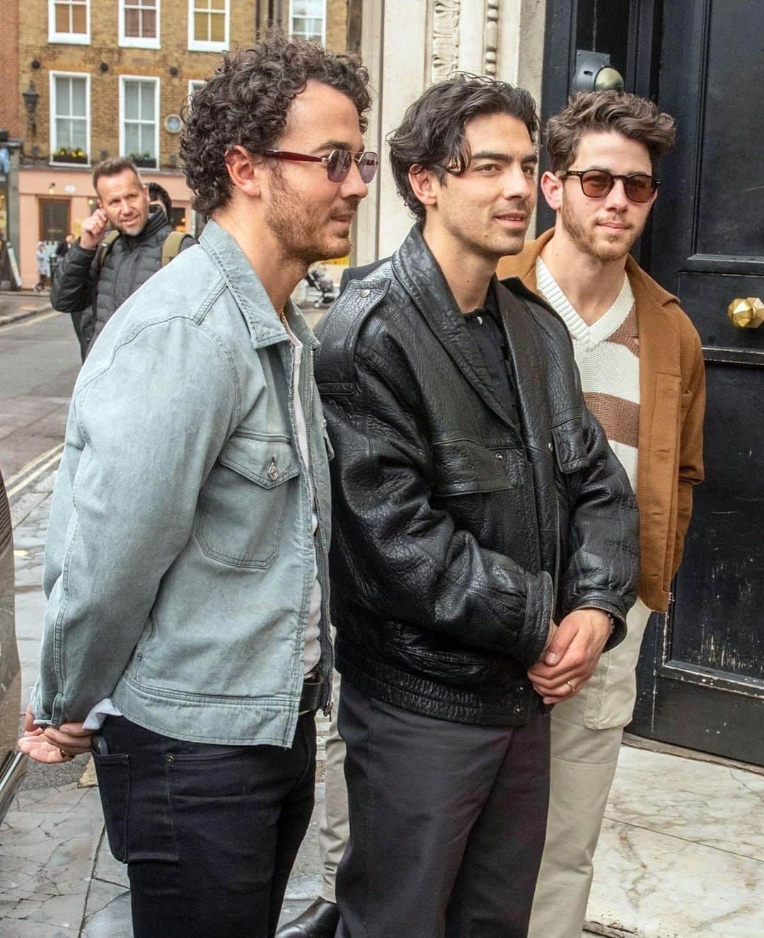 Just Jaredさんのインスタグラム写真 - (Just JaredInstagram)「The Jonas Brothers were spotted doing promo in London ahead of their Royal Albert Hall concert. The band also just announced they're adding a second show to their Yankee Stadium weekend due to fan demand! #NickJonas #JoeJonas #KevinJonas #JonasBrothers Photos: Backgrid」4月12日 8時43分 - justjared