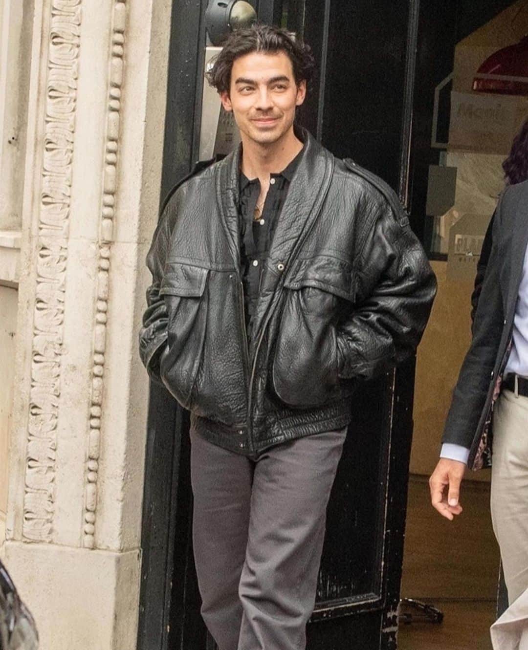 Just Jaredさんのインスタグラム写真 - (Just JaredInstagram)「The Jonas Brothers were spotted doing promo in London ahead of their Royal Albert Hall concert. The band also just announced they're adding a second show to their Yankee Stadium weekend due to fan demand! #NickJonas #JoeJonas #KevinJonas #JonasBrothers Photos: Backgrid」4月12日 8時43分 - justjared