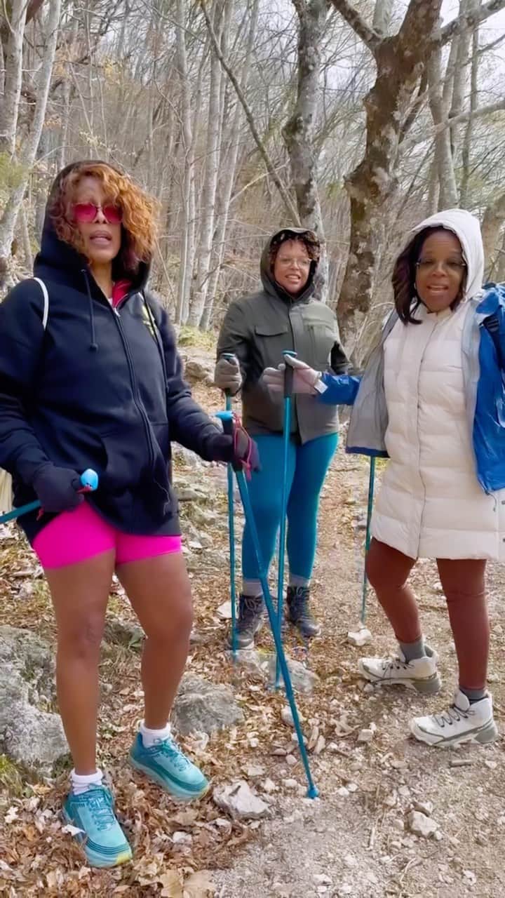 オプラ・ウィンフリーのインスタグラム：「Y’all know if there’s a hike to take, I’m going to take it—and @gayleking will be a trooper during it. Thank you Italy and @palazzofiuggi for a restorative time. And special thanks to Sylvie, our hiking guide 🇮🇹🥾」