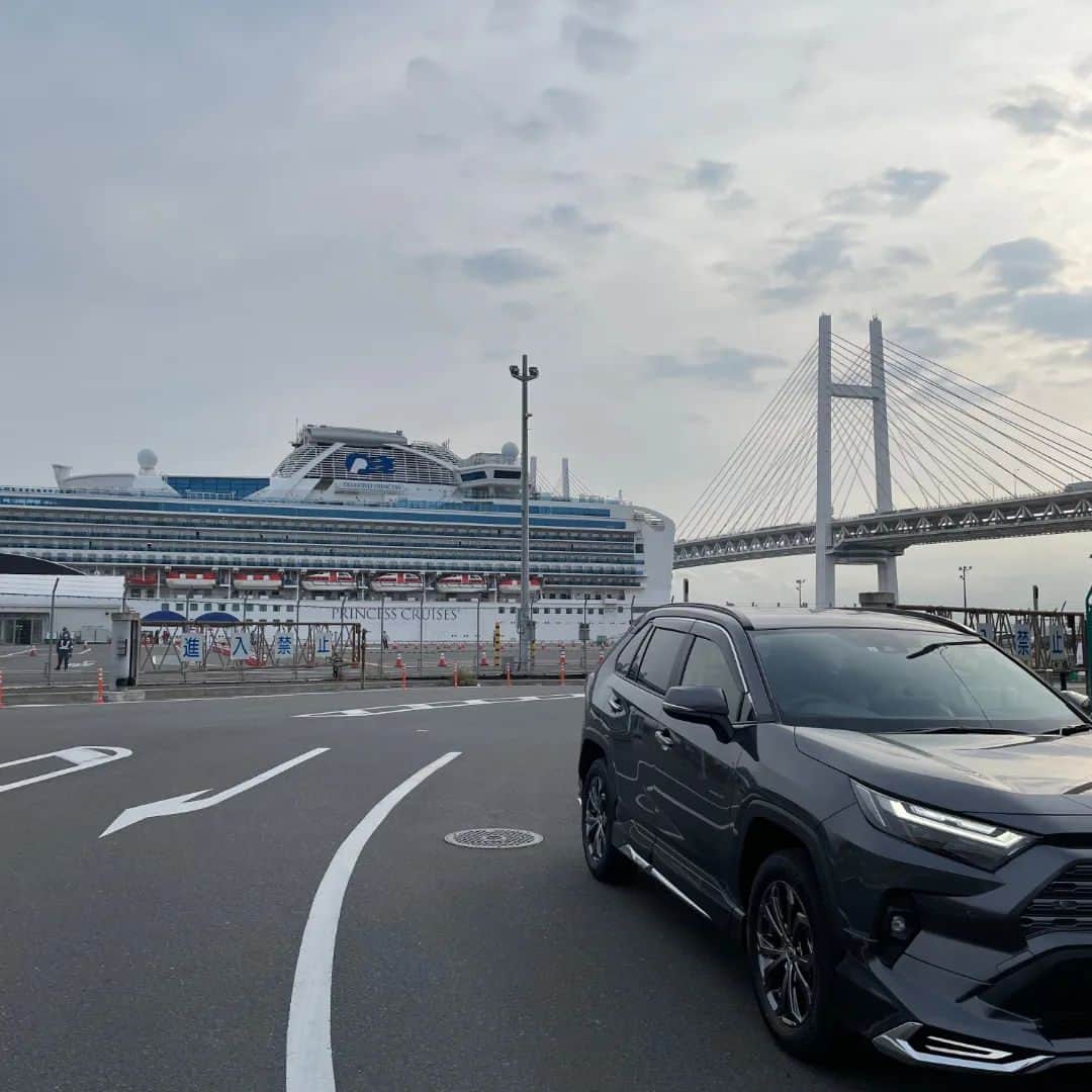 くるみんのインスタグラム：「* ベイブリッジと愛車  あのあと、何度か運転した🚙 ハイブリッドなのでエンジン掛かってるの？ってくらい静か。 サイドブレーキはドライブに入れれば勝手に解除。 これでアクセル踏んで良いのか不安になる😅 車庫に入れる時ピピピピ鳴るので焦る焦る😵💦  色々な機能が付いているけれど、BBAには使いこなせる気がしない。 機能使わず全て普通に運転😰 * #rav4 #toyta #modellista #横浜 #ベイブリッジ #ドライブ #トヨタ #rav4gram #rav4modellista」