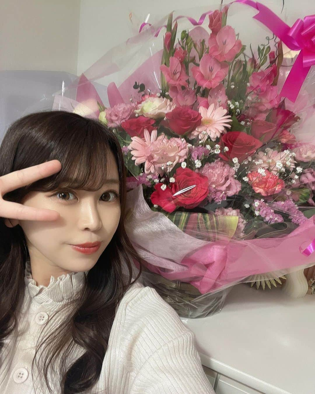 りなてぃんのインスタグラム：「🌷  遅くなりましたがお誕生日 祝ってくださった方 本当にありがとうございます！！  残念ながら３０日はお仕事で お出かけはできませんでしたが、、  家族にお祝いしてもらいました🤍！  毎年恒例のおじさんからの 豪華なお花💐！！！  今回はピンク！  去年はオレンジ🍊！  毎年カラーを変えてくれてるの！！  記念にインスタに載せておこうと 思って、、笑😂😂💕  もう喜べる歳じゃないけど、、 今年もお仕事、プライベート 推し活、ぜーんぶ頑張ります👏✨！！  .  #花束　#花　#薔薇　#誕生日  #誕生日プレゼント #誕生日プレゼント🎁  #誕生日会」