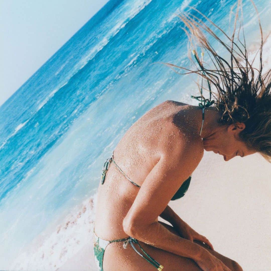 ステファニー・ギルモアさんのインスタグラム写真 - (ステファニー・ギルモアInstagram)「The Digi High bikini set at Waimea Bay @roxy 💙💚」4月12日 9時02分 - stephaniegilmore