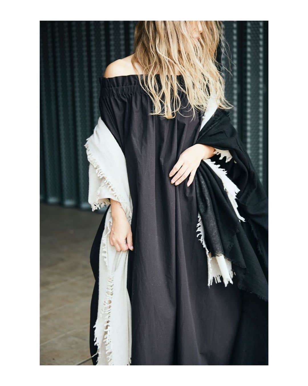 藤田敦子のインスタグラム：「ㅤㅤ -——— MeisMe design × Atsuko Fujita Cotton gathered puff dress -———  1.2 私が黒を着るとこんな感じ。 2枚目は少しだけ肩を落としてる。  3.4 @aki_nine と @nanae1109 も 全く違う雰囲気のコーデに。  黒でカジュアルだとキレイ目にまとまっていいですね✨ 肩を落とさず着てるのがななえさん。 背中に少し開きができててそれもまたよし。 あきちゃんは、片方の袖を中に入れて ワンショルで着てましたよん💕  いよいよ明日の夜発売です😍 ドキドキ。  4/13 （木）20:00〜 @meisme_design  オンラインストアにてオーダーを受け付けいたします。 オーダーの受付は1週間です。 ㅤㅤ Date 4/13 （木）20:00〜 4/19 （水）23:59  at @meisme_design online store   Color Black／White／Grege  Price ¥23,800-（tax in） ㅤㅤ ㅤ #akiatsuko #meismeatsukofujita #meisme_design」