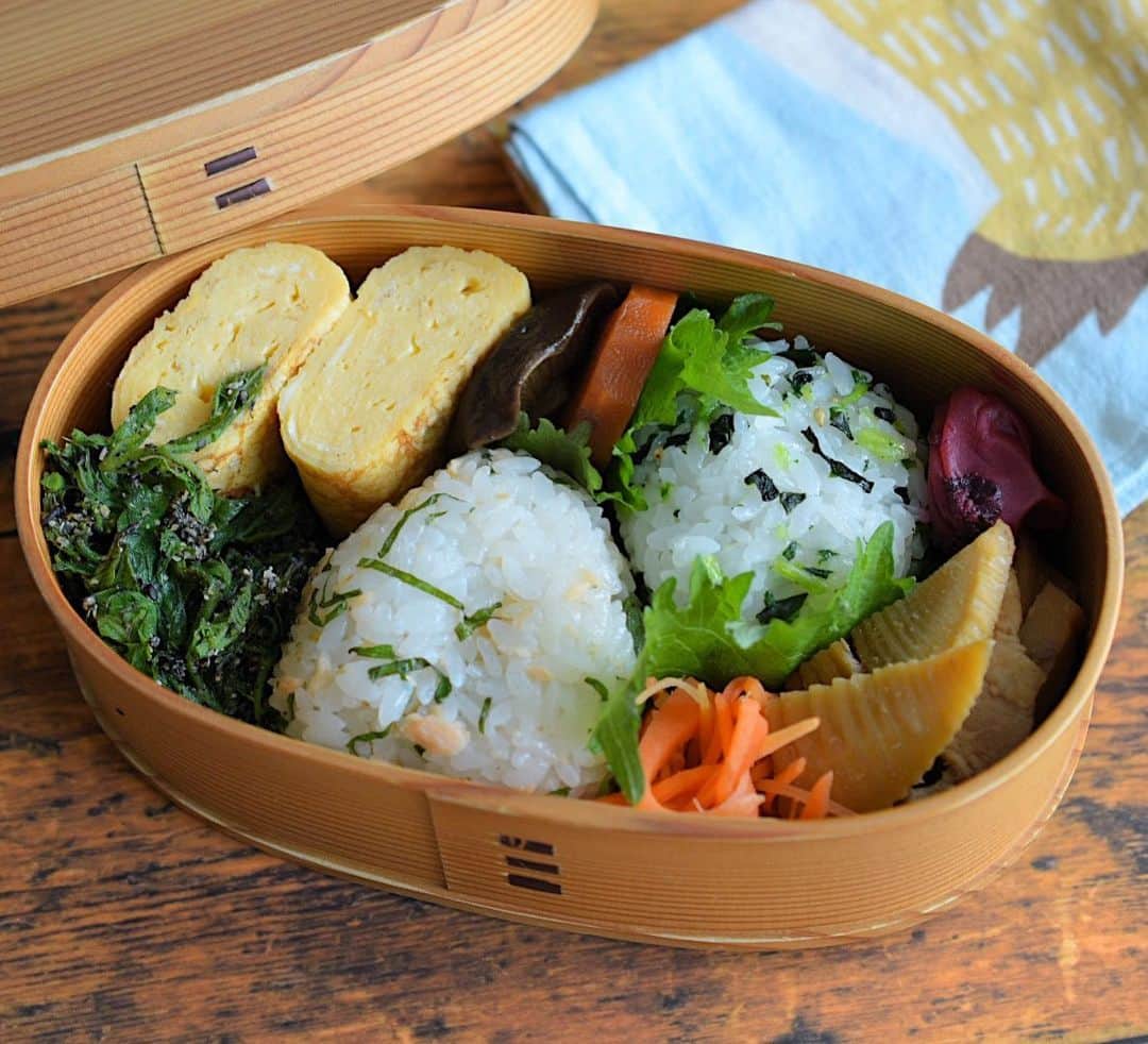 yukiyoのインスタグラム：「2023.4.12* ・ 今日のお弁当 ・ 鮭と大葉おむすび、混ぜ込みわかめ若菜おむすび 椎茸人参煮たの 甘い出汁巻 タラの芽ごま和え 筍と豚バラ甘辛炒め 蒸し人参ほりにしスパイス和え 梅干し お味噌汁は白菜、タラの芽、お揚げ ・ 今日は一人分のお弁当 楽ちん ・ #お弁当 #obento #bento #japanesefood #暮らし #わっぱ #曲げわっぱ #わっぱ弁当 #igersjp #クロワッサンお弁当部 #クロワッサン普段弁当 #おむすび #おにぎり」