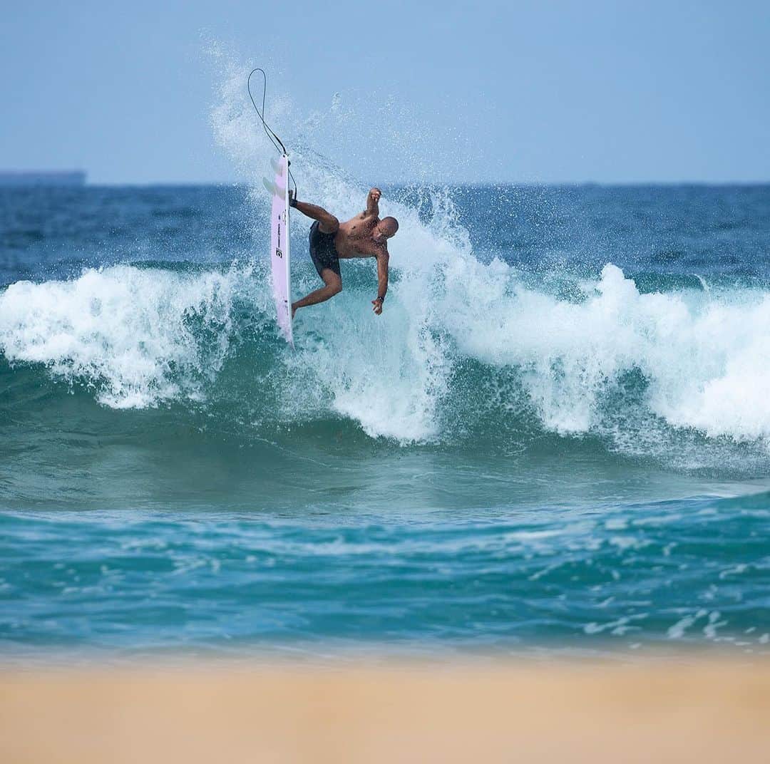 のインスタグラム：「Retirement has been looking good on @julian_wilson lately as he’s been smashing points and beachies apart all up and down the Australian east coast.   Here’s just a couple of highlights from one session recently near home.   #FCSII #FindYourFin  📸 @boskophoto_」