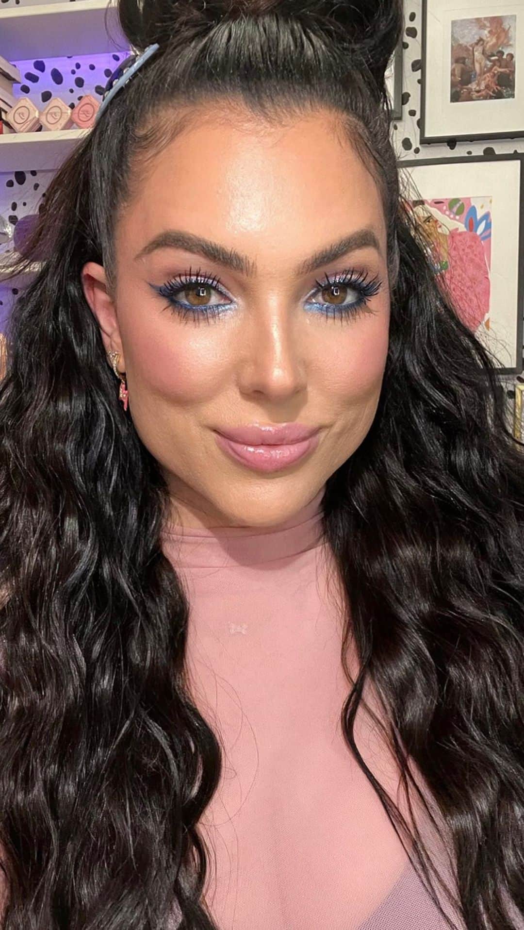 Too Facedのインスタグラム：「Enjoy this lovely takeover by Video Production Manager James as he walks us through how to get this look from Executive Global Beauty Director @elysereneau 😎😜 #toofaced #tfcrueltyfree」