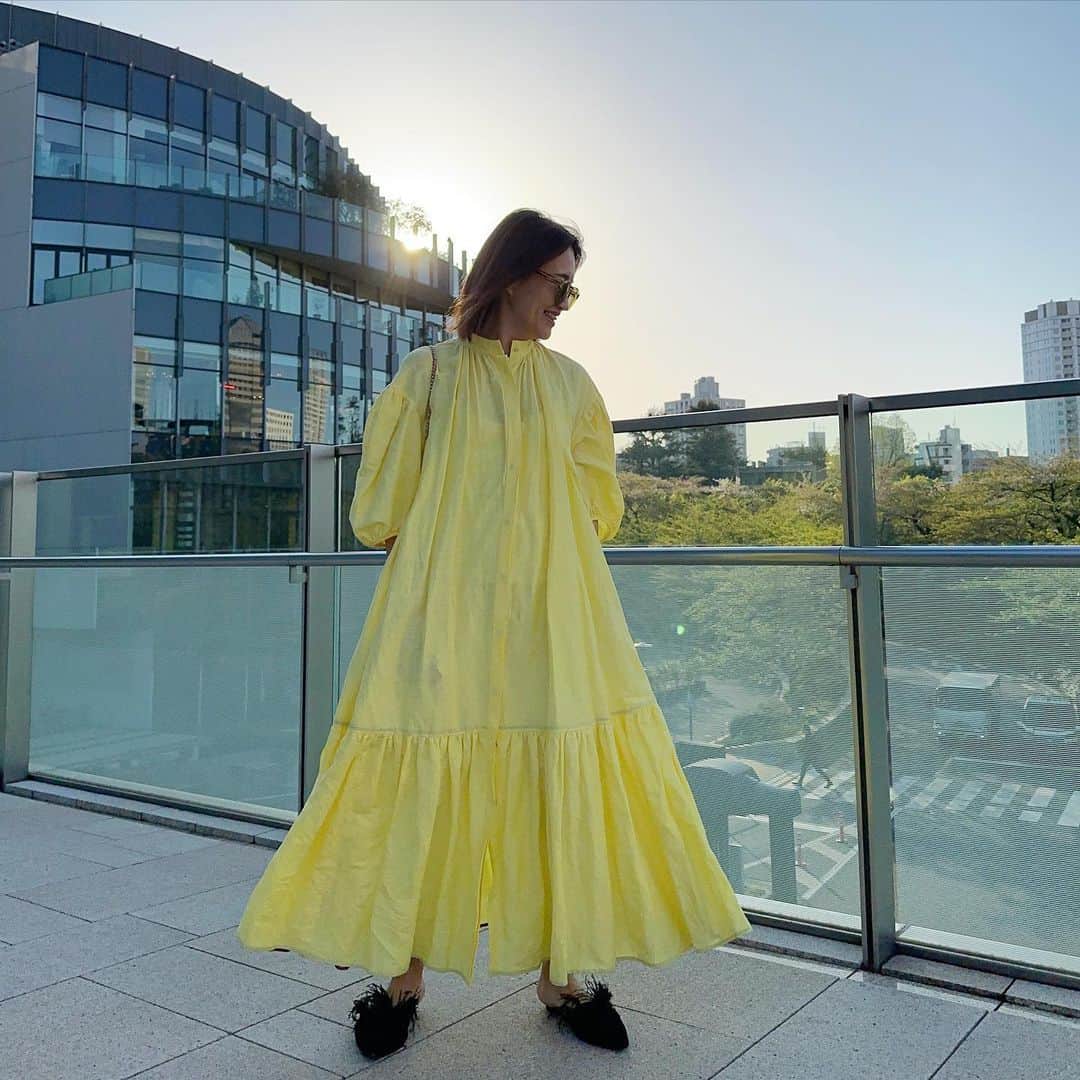 増山敬子のインスタグラム：「おっはよ〜🌞 テラスでランチミーティング できるこの季節気持ちいいね！ 仕事の日はお弁当をしっかり持っていく✌︎ 食事に行く日も多いから、 その日以外はお弁当🥗 節約できて(節約好き😂) タンパク質豊富にたっぷり摂れるから 最高✌︎ ちなみにこの日は１日1食でも満腹感ありで驚きました🥹🥹 しかし、ウエスト1cmくらいしかマイナスにならぬ😭なんでやねん  #ワンピース#マイラン #mylan #サンダル　#リボルブクロージング  #155cmコーデ #おちびコーデ#40代コーデ #ママファッション#リボルブミー#40代ヘアスタイル #40代ファッション」