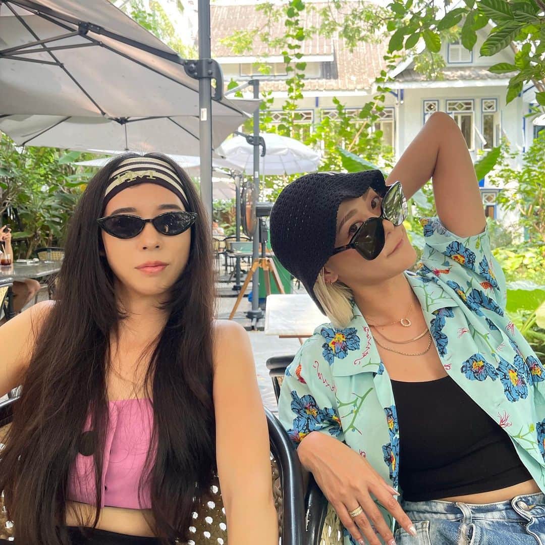 Mika Jimboさんのインスタグラム写真 - (Mika JimboInstagram)「【おしゃカフェ〜☕️@🇹🇭】  🍞 FRAN'S @frans.bkk  📍 Thailand/Bangkok  ひなこが予約してくれてすぐ入れたけど、予約ないと割と並びそう🤔ブランチを食べにFRAN'Sへ‼️  オープンサンドイッチが有名なんだと思う🤔ちなみに1番映えてたこの卵とベーコンのやつより圧倒的にイチジクのやつが美味しかったからそっちのほうがおすすめだし、パスタも美味しいし、 マッシュルームスープも美味でしかない✨  基本何食べても美味しいかと👍予定より量が多いから頼む時気をつけてね👀  しかし、バンコクはおしゃれなお店が増えたな〜‼️  👔 @tuitaci_the_first_day  👗 @sly_official  👖 @maisonmargiela  👒 @mlb_th  🕶 @gentlemonster  👜 @prada  #バンコク#バンコク旅行 #バンコク観光 #タイの観光シリーズ #タイ旅行 #タイ観光#バンコクホテル#bangkok#bangkokthailand #thailand#bkktrip#bkk🇹🇭 #🇹🇭#バンコクカフェ#バンコクランチ#バンコクグルメ #バンコクレストラン #バンコク情報 #bkkcafe #bkkfood #bkkfoodie#タイのうまいメシシリーズ #タイのカフェシリーズ」4月12日 9時01分 - mikajimbox