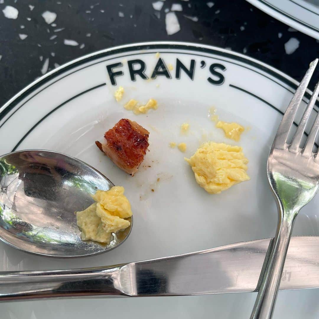 Mika Jimboさんのインスタグラム写真 - (Mika JimboInstagram)「【おしゃカフェ〜☕️@🇹🇭】  🍞 FRAN'S @frans.bkk  📍 Thailand/Bangkok  ひなこが予約してくれてすぐ入れたけど、予約ないと割と並びそう🤔ブランチを食べにFRAN'Sへ‼️  オープンサンドイッチが有名なんだと思う🤔ちなみに1番映えてたこの卵とベーコンのやつより圧倒的にイチジクのやつが美味しかったからそっちのほうがおすすめだし、パスタも美味しいし、 マッシュルームスープも美味でしかない✨  基本何食べても美味しいかと👍予定より量が多いから頼む時気をつけてね👀  しかし、バンコクはおしゃれなお店が増えたな〜‼️  👔 @tuitaci_the_first_day  👗 @sly_official  👖 @maisonmargiela  👒 @mlb_th  🕶 @gentlemonster  👜 @prada  #バンコク#バンコク旅行 #バンコク観光 #タイの観光シリーズ #タイ旅行 #タイ観光#バンコクホテル#bangkok#bangkokthailand #thailand#bkktrip#bkk🇹🇭 #🇹🇭#バンコクカフェ#バンコクランチ#バンコクグルメ #バンコクレストラン #バンコク情報 #bkkcafe #bkkfood #bkkfoodie#タイのうまいメシシリーズ #タイのカフェシリーズ」4月12日 9時01分 - mikajimbox