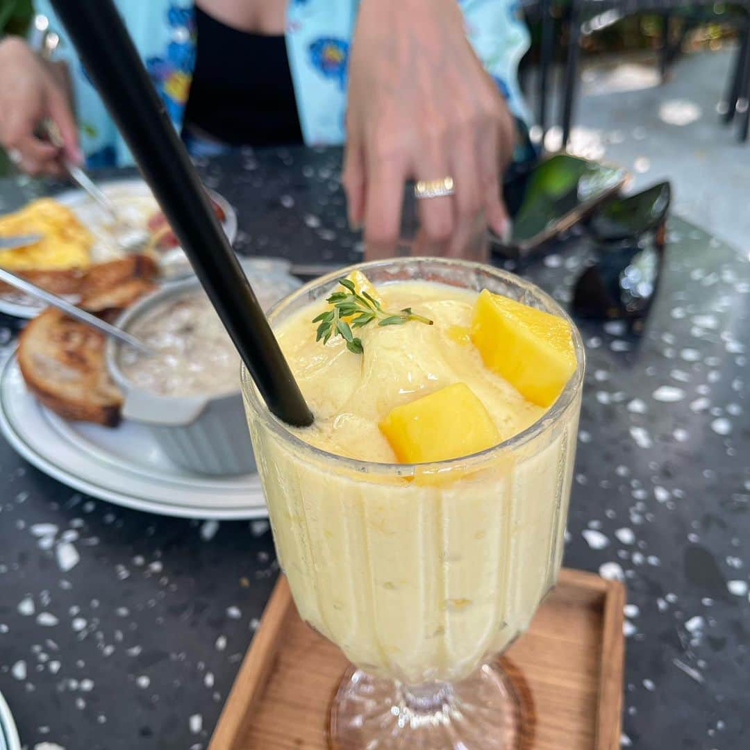 Mika Jimboさんのインスタグラム写真 - (Mika JimboInstagram)「【おしゃカフェ〜☕️@🇹🇭】  🍞 FRAN'S @frans.bkk  📍 Thailand/Bangkok  ひなこが予約してくれてすぐ入れたけど、予約ないと割と並びそう🤔ブランチを食べにFRAN'Sへ‼️  オープンサンドイッチが有名なんだと思う🤔ちなみに1番映えてたこの卵とベーコンのやつより圧倒的にイチジクのやつが美味しかったからそっちのほうがおすすめだし、パスタも美味しいし、 マッシュルームスープも美味でしかない✨  基本何食べても美味しいかと👍予定より量が多いから頼む時気をつけてね👀  しかし、バンコクはおしゃれなお店が増えたな〜‼️  👔 @tuitaci_the_first_day  👗 @sly_official  👖 @maisonmargiela  👒 @mlb_th  🕶 @gentlemonster  👜 @prada  #バンコク#バンコク旅行 #バンコク観光 #タイの観光シリーズ #タイ旅行 #タイ観光#バンコクホテル#bangkok#bangkokthailand #thailand#bkktrip#bkk🇹🇭 #🇹🇭#バンコクカフェ#バンコクランチ#バンコクグルメ #バンコクレストラン #バンコク情報 #bkkcafe #bkkfood #bkkfoodie#タイのうまいメシシリーズ #タイのカフェシリーズ」4月12日 9時01分 - mikajimbox