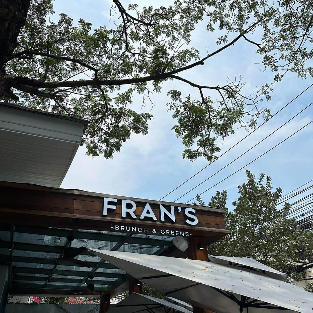 Mika Jimboさんのインスタグラム写真 - (Mika JimboInstagram)「【おしゃカフェ〜☕️@🇹🇭】  🍞 FRAN'S @frans.bkk  📍 Thailand/Bangkok  ひなこが予約してくれてすぐ入れたけど、予約ないと割と並びそう🤔ブランチを食べにFRAN'Sへ‼️  オープンサンドイッチが有名なんだと思う🤔ちなみに1番映えてたこの卵とベーコンのやつより圧倒的にイチジクのやつが美味しかったからそっちのほうがおすすめだし、パスタも美味しいし、 マッシュルームスープも美味でしかない✨  基本何食べても美味しいかと👍予定より量が多いから頼む時気をつけてね👀  しかし、バンコクはおしゃれなお店が増えたな〜‼️  👔 @tuitaci_the_first_day  👗 @sly_official  👖 @maisonmargiela  👒 @mlb_th  🕶 @gentlemonster  👜 @prada  #バンコク#バンコク旅行 #バンコク観光 #タイの観光シリーズ #タイ旅行 #タイ観光#バンコクホテル#bangkok#bangkokthailand #thailand#bkktrip#bkk🇹🇭 #🇹🇭#バンコクカフェ#バンコクランチ#バンコクグルメ #バンコクレストラン #バンコク情報 #bkkcafe #bkkfood #bkkfoodie#タイのうまいメシシリーズ #タイのカフェシリーズ」4月12日 9時01分 - mikajimbox