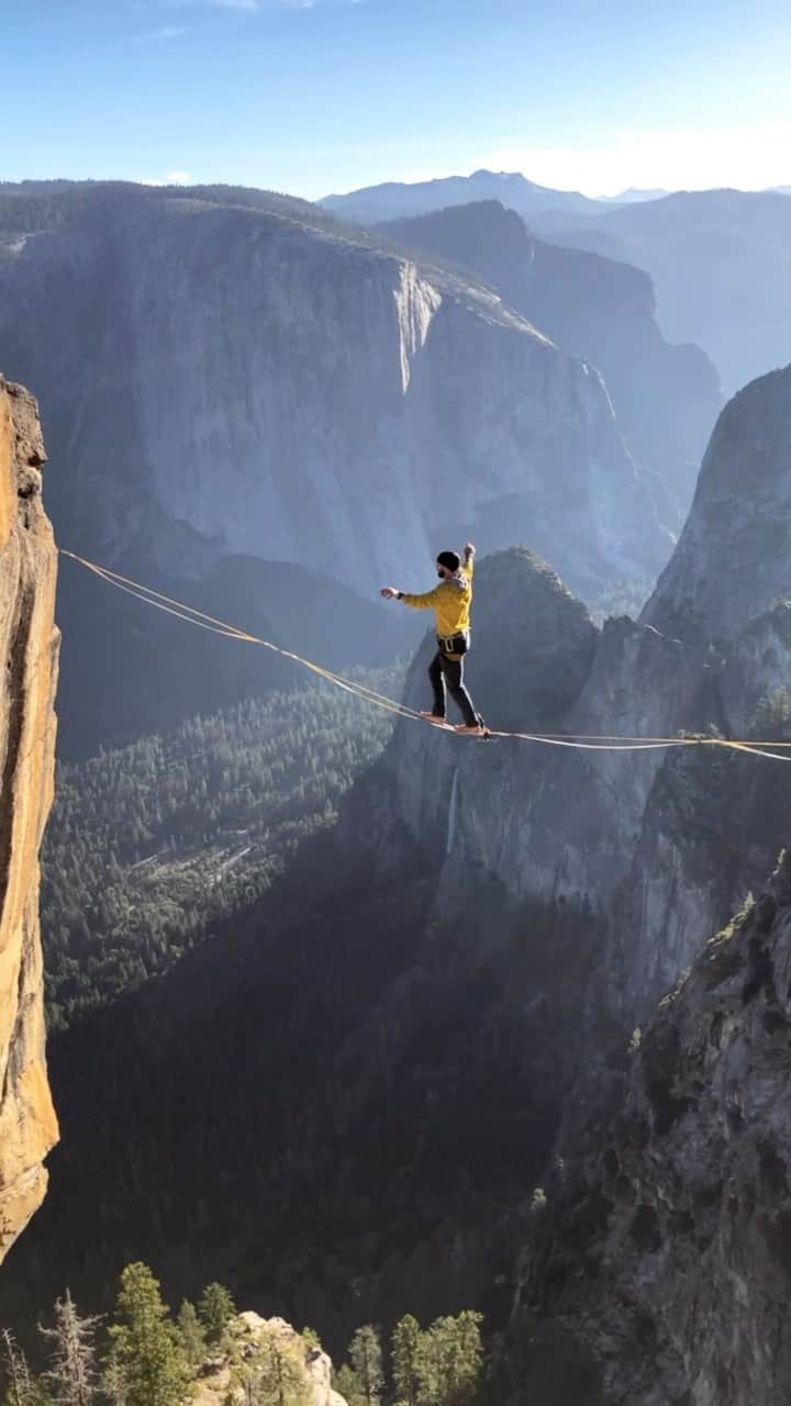 クリス・バーカードのインスタグラム：「Nothing like a little exposure on the precipice of the Western Rim of Yosemite Valley to get the heart pumping...   High lining requires so much focus and balance that it almost forces you to forget the butterflies in your stomach and trust that your footing is sure in your dance above the valley floor.  Taken from an unforgettable summer evening in 2018 with @handsomerobinson & @tedhesser」