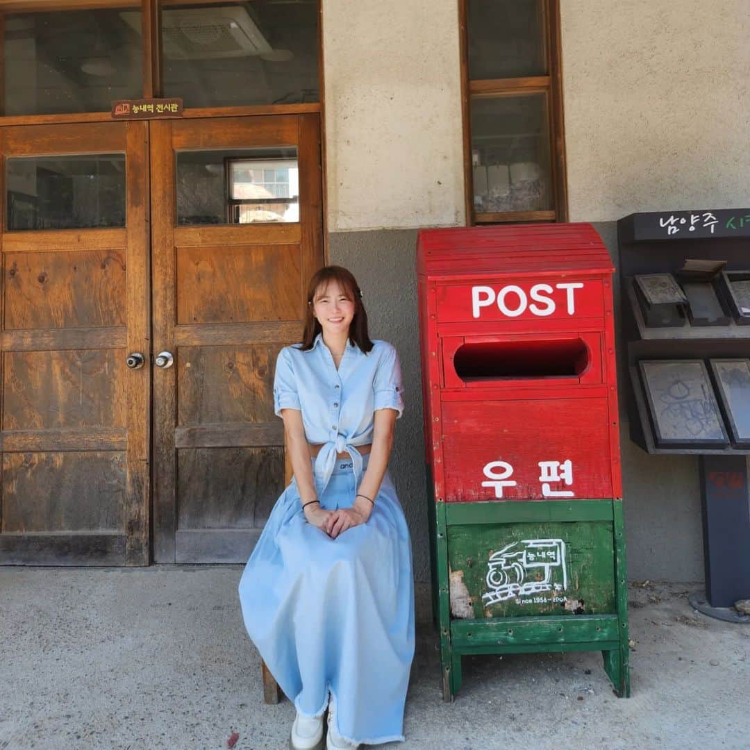 ユ・ハナのインスタグラム：「남양주에 #능내역 이라는  폐역이 있더라구요, 드라이브겸 엄빠모시고  도시형제랑 자전거도 타고 기찻길도 걷고  예쁜 카페들도 많아서 엄청 주말같은 주말이였어요! 진짜 사이클타는 사람들이 그렇게나 많다니😍 전 자전거도 잘 못타거든요🤣  황사심하니까 마스크챙기시고 이번주말엔 가까운 공원이라도 돗자리챙겨 나가보면 좋을 것같아요.  아 그리고 저 사진에 입은 옷이요,, 저번에 디엠 엄청주셔서요! #제시뉴욕 인데,  그래서 그래서  제시뉴욕과 프롬하나 콜라보판매예정에 있어요😄🖤 그때 구매하셔서, 저 옷에 버킷햇 쓰고 여행가요 여행✈️」
