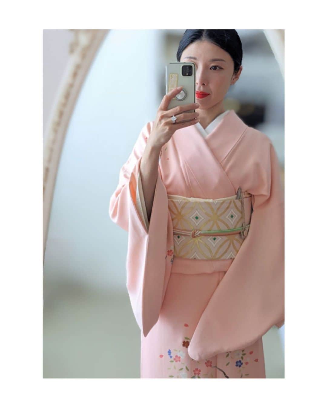 のインスタグラム：「歌舞伎座へ🌸 ＊鏡に向かい撮影しておりますゆえ、衿合わせが反対に見えております。ご了承下さい。 #kimono #kimonocordinate #japanesekimono #japanesetradition #beautifultradition #lovekimono  #instakimono #기모노  #お着物 #お着物コーディネート #着物コーディネート  #袷 #袷の付下げ #付け下げコーディネート  #名古屋帯  #亜紀の和装記録」