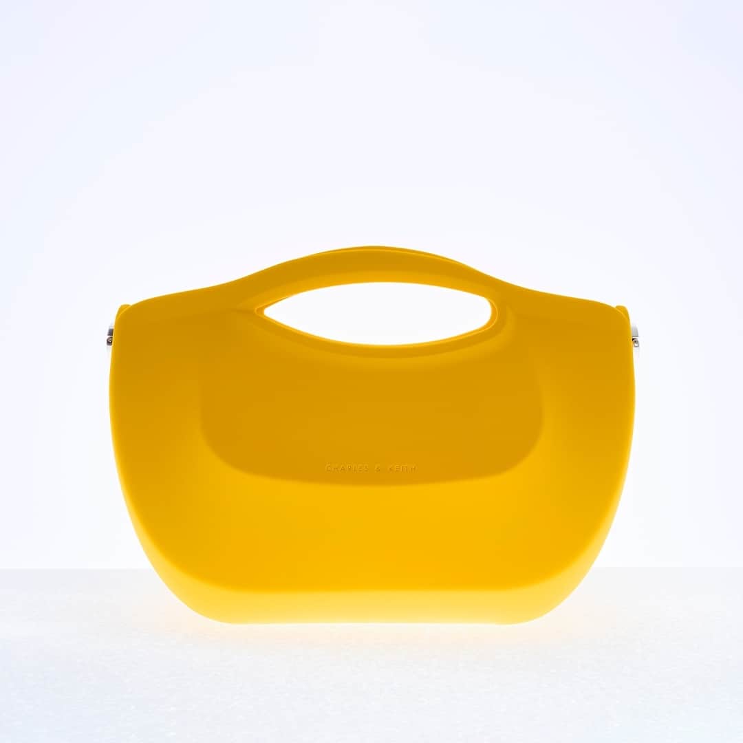 のインスタグラム：「気分が明るくなるYellowカラーのコクーン カーブハンドルバッグ⁠は、コーディネートをパッと明るく照らすアイテム。⁠ ⁠ @ コクーン カーブハンドルバッグ⁠ ※オンラインストアにて予約販売受付中⁠ ⁠ #CharlesKeithSS23⁠ #チャールズアンドキース」