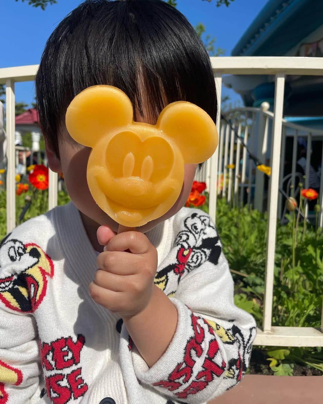 神咲れんのインスタグラム：「.  📍 TokyoDisneyland  40周年目前のランドに久しぶりインパしてきました🏰💖  この服をずっと着せたくてw 可愛すぎるZARAのカーディガン🥹  40周年の前だから至る所で撮影してたり 40周年関連のお土産置いてあるショップや カプセルトイ(ガチャガチャ)は スタンバイパスが必要でした🥹🥹  無事カプセルトイ回せてダブったのは 知らない方と交換して全種類ゲット❤️w  あまり周年気にしてなかったけど 確かに節目に来れるって凄いことなのかあと。笑 関連のお土産全く買ってないけど。w  買ったの息子にベイマックスのおもちゃとポッキーw  そして２回目の2人っきりディズニー！ 息子100cm15kg超えて もうベビーカーは借りれないから楽な格好で行ったよ🫶w  17000歩よく歩きました🚶‍♀️ また次もランド行こうっと🪄︎︎✨  何より息子の春休みのプレゼントって事で チケットありがとう🙇‍♀️❤️❤️  #tdl #tokyodisneyland #boymom #zarakids  #東京ディズニーランド  #40周年 #ディズニーコーデ #子連れディズニー #ワンオペ #dヲタ」