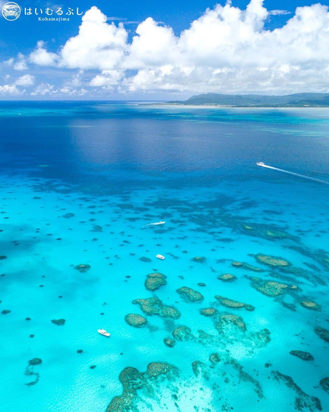 HAIMURUBUSHI はいむるぶしさんのインスタグラム写真 - (HAIMURUBUSHI はいむるぶしInstagram)「小浜島・はいむるぶしから癒しの風景をお届けします。 空から見た国内最大のサンゴ礁「石西礁湖=せきせいしょうこ」。 青いグラデーションが美しく煌めき、訪れた人々の心を魅了します。 ここにしかない、沖縄の海景に癒されます。 #沖縄 #八重山諸島 #サンゴ礁 #海 #空撮 #離島 #景色 #小浜島 #リゾート #ホテル #はいむるぶし  #japan #okinawa #yaeyama #island #blue #coral #sea #drone #beautiful #scenery #kohamajima #resort #hotel #haimurubushi」4月12日 9時38分 - haimurubushi_resorts