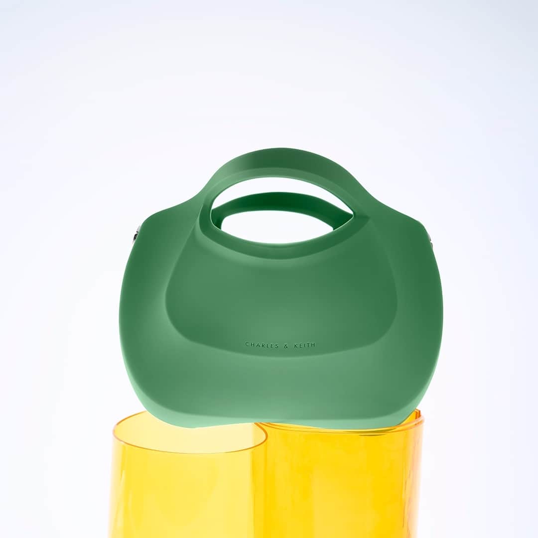 のインスタグラム：「爽やかなGreenカラーのコクーン カーブハンドルバッグ⁠は、アイキャッチィなステートメントピース。⁠ ⁠ @ コクーン カーブハンドルバッグ⁠ ※オンラインストアにて予約販売受付中⁠ ⁠ #CharlesKeithSS23⁠ #チャールズアンドキース」